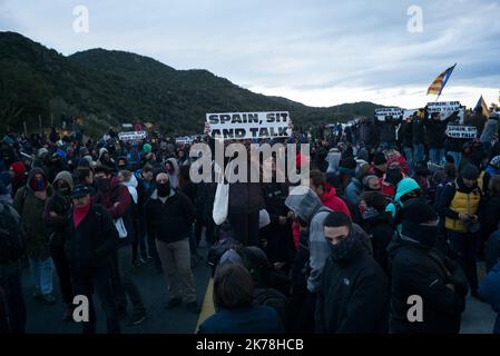 Lo tsunami democratico, un movimento autonomo catalano, blocca il confine sull'autostrada a Perthus per protestare contro la detenzione in prigione dei leader autonomi catalani Foto Stock