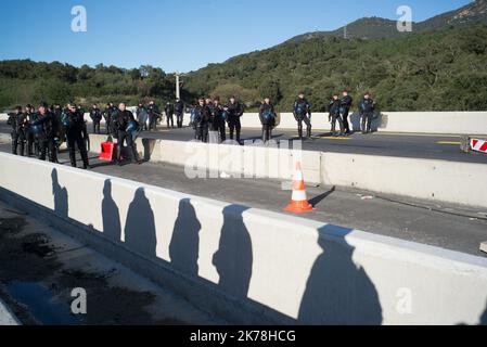 Lo tsunami democratico, un movimento autonomo catalano, blocca il confine sull'autostrada a Perthus per protestare contro la detenzione in prigione dei leader autonomi catalani Foto Stock