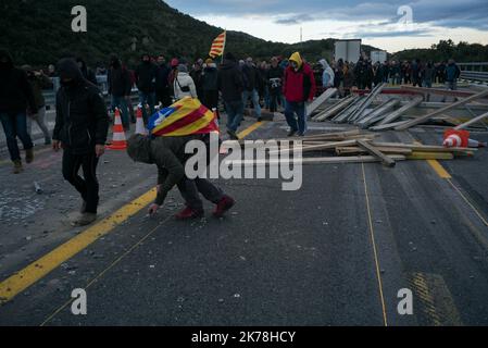 Lo tsunami democratico, un movimento autonomo catalano, blocca il confine sull'autostrada a Perthus per protestare contro la detenzione in prigione dei leader autonomi catalani Foto Stock