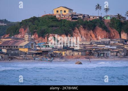 Costa del Capo, Ghana - 13 aprile 2022: Vista nautica alla flotta di pesca da Cape Coast Castle Foto Stock
