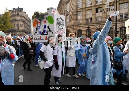 Greve et manifestation des soignants contre les reformes, le manque de moyen et contre la course a la competitivite dans les hopitaux a Paris, le 14 novembre 2019. / 2019 - Francia / Ile-de-France (regione) / Parigi - Greve e dimostrazione dei caregivers contro le riforme, la mancanza di mezzi e contro la corsa alla competitività negli ospedali di Parigi, 14 novembre 2019. Foto Stock