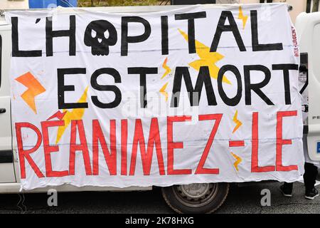 Greve et manifestation des soignants contre les reformes, le manque de moyen et contre la course a la competitivite dans les hopitaux a Paris, le 14 novembre 2019. / 2019 - Francia / Ile-de-France (regione) / Parigi - Greve e dimostrazione dei caregivers contro le riforme, la mancanza di mezzi e contro la corsa alla competitività negli ospedali di Parigi, 14 novembre 2019. Foto Stock