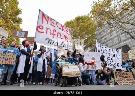 Greve et manifestation des soignants contre les reformes, le manque de moyen et contre la course a la competitivite dans les hopitaux a Paris, le 14 novembre 2019. / 2019 - Francia / Ile-de-France (regione) / Parigi - Greve e dimostrazione dei caregivers contro le riforme, la mancanza di mezzi e contro la corsa alla competitività negli ospedali di Parigi, 14 novembre 2019. Foto Stock