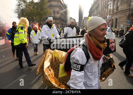 Greve et manifestation des soignants contre les reformes, le manque de moyen et contre la course a la competitivite dans les hopitaux a Paris, le 14 novembre 2019. / 2019 - Francia / Ile-de-France (regione) / Parigi - Greve e dimostrazione dei caregivers contro le riforme, la mancanza di mezzi e contro la corsa alla competitività negli ospedali di Parigi, 14 novembre 2019. Foto Stock