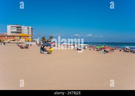 Spiaggia a Guardamar del Segura, Spagna. Spiaggia mediterranea della Costa Blanca popolare tra i turisti britannici. Zona turistica. Cielo blu e spiaggia sabbiosa Foto Stock