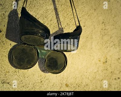 Vecchi occhiali da saldatura appesi alla parete Foto Stock