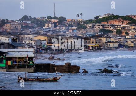 Costa del Capo, Ghana - 13 aprile 2022: Vista nautica alla flotta di pesca da Cape Coast Castle Foto Stock