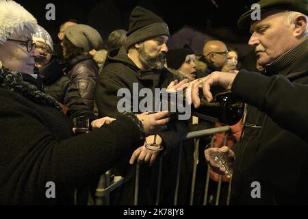 ©PHOTOPQR/LE PROGRES/Maxime JEGAT - Beaujeu 21/11/2019 - Fête des Sarmentelles Beaujolais à Beaujeu le 20 novembre 2019 -Des gens déguent le Beaujolais Nouveau pendant la fête des Sarmentelles à Beaujeu pour le déblocage du millésime 2019 du Beaujolais Nouveau. Beaujolais Sarmentelles Festival a Beaujeu 20 novembre 2019-persone godere del Beaujolais Nouveau durante il Sarmentelles festival a Beaujeu per lo sblocco del Beaujolais Nouveau 2019. Foto Stock