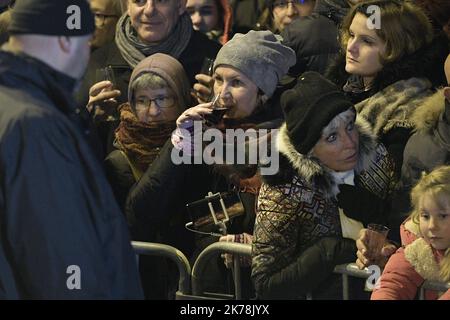 ©PHOTOPQR/LE PROGRES/Maxime JEGAT - Beaujeu 21/11/2019 - Fête des Sarmentelles Beaujolais à Beaujeu le 20 novembre 2019 -Des gens déguent le Beaujolais Nouveau pendant la fête des Sarmentelles à Beaujeu pour le déblocage du millésime 2019 du Beaujolais Nouveau. Beaujolais Sarmentelles Festival a Beaujeu 20 novembre 2019-persone godere del Beaujolais Nouveau durante il Sarmentelles festival a Beaujeu per lo sblocco del Beaujolais Nouveau 2019. Foto Stock