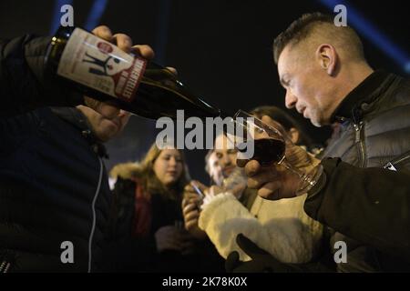 ©PHOTOPQR/LE PROGRES/Maxime JEGAT - Beaujeu 21/11/2019 - Fête des Sarmentelles Beaujolais à Beaujeu le 20 novembre 2019 -Des gens déguent le Beaujolais Nouveau pendant la fête des Sarmentelles à Beaujeu pour le déblocage du millésime 2019 du Beaujolais Nouveau. Beaujolais Sarmentelles Festival a Beaujeu 20 novembre 2019-persone godere del Beaujolais Nouveau durante il Sarmentelles festival a Beaujeu per lo sblocco del Beaujolais Nouveau 2019. Foto Stock