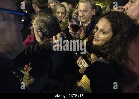 ©PHOTOPQR/LE PROGRES/Maxime JEGAT - Beaujeu 21/11/2019 - Fête des Sarmentelles Beaujolais à Beaujeu le 20 novembre 2019 -Des gens déguent le Beaujolais Nouveau pendant la fête des Sarmentelles à Beaujeu pour le déblocage du millésime 2019 du Beaujolais Nouveau. Beaujolais Sarmentelles Festival a Beaujeu 20 novembre 2019-persone godere del Beaujolais Nouveau durante il Sarmentelles festival a Beaujeu per lo sblocco del Beaujolais Nouveau 2019. Foto Stock