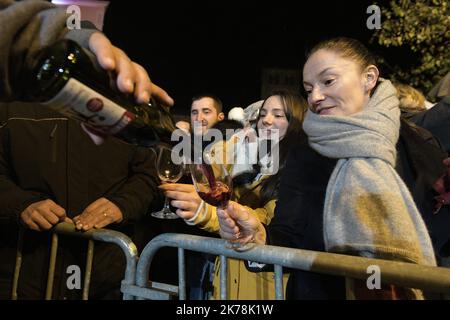 ©PHOTOPQR/LE PROGRES/Maxime JEGAT - Beaujeu 21/11/2019 - Fête des Sarmentelles Beaujolais à Beaujeu le 20 novembre 2019 -Des gens déguent le Beaujolais Nouveau pendant la fête des Sarmentelles à Beaujeu pour le déblocage du millésime 2019 du Beaujolais Nouveau. Beaujolais Sarmentelles Festival a Beaujeu 20 novembre 2019-persone godere del Beaujolais Nouveau durante il Sarmentelles festival a Beaujeu per lo sblocco del Beaujolais Nouveau 2019. Foto Stock