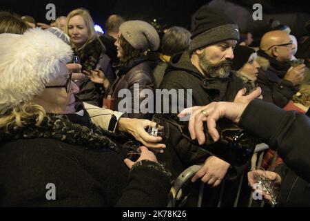 ©PHOTOPQR/LE PROGRES/Maxime JEGAT - Beaujeu 21/11/2019 - Fête des Sarmentelles Beaujolais à Beaujeu le 20 novembre 2019 -Des gens déguent le Beaujolais Nouveau pendant la fête des Sarmentelles à Beaujeu pour le déblocage du millésime 2019 du Beaujolais Nouveau. Beaujolais Sarmentelles Festival a Beaujeu 20 novembre 2019-persone godere del Beaujolais Nouveau durante il Sarmentelles festival a Beaujeu per lo sblocco del Beaujolais Nouveau 2019. Foto Stock