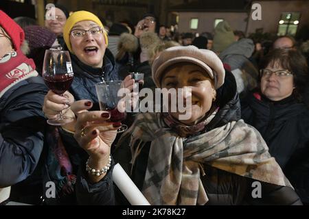 ©PHOTOPQR/LE PROGRES/Maxime JEGAT - Beaujeu 21/11/2019 - Fête des Sarmentelles Beaujolais à Beaujeu le 20 novembre 2019 -Des gens déguent le Beaujolais Nouveau pendant la fête des Sarmentelles à Beaujeu pour le déblocage du millésime 2019 du Beaujolais Nouveau. Beaujolais Sarmentelles Festival a Beaujeu 20 novembre 2019-persone godere del Beaujolais Nouveau durante il Sarmentelles festival a Beaujeu per lo sblocco del Beaujolais Nouveau 2019. Foto Stock