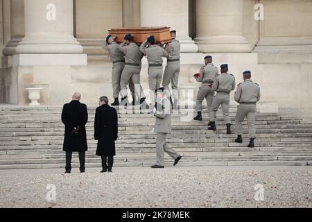 Â-PHOTOPQR/LE PARISIEN/Philippe de Poulpiquet ; Parigi ; 02/12/2019 ; Parigi (75), le 02 dÃ-cembre 2019. Hommage National aux 13 soldats tuÃ au Sahel. arrivÃ des cerceuils Ã arriÃ¨re de la cathÃ Saint-Louis des Invalides. - Cerimonia nazionale di tributo ai 13 soldati francesi morti in una collisione di elicotteri nel Mali settentrionale, presso l'Hotel National des Invalides di Parigi, Francia, 02 dicembre 2019. Tredici soldati francesi sono morti in un incidente che ha coinvolto due elicotteri durante l'operazione Barkhane contro i jihadisti in Mali il 25 novembre. Foto Stock