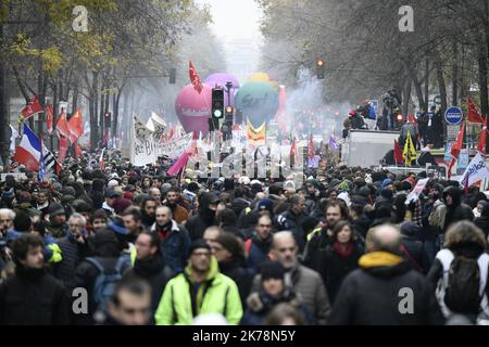 Francia, 5th 2019 dicembre - la Francia si sta preparando a gravi perturbazioni, mentre milioni di lavoratori sono in sciopero per protestare contro il fatto di essere costretti a ritirarsi in un secondo momento o di dover affrontare pensioni ridotte. Gli operatori scolastici e dei trasporti si uniranno alla polizia, agli avvocati e al personale ospedaliero e aeroportuale in una panoramica generale Foto Stock