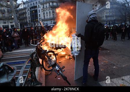 Julien Mattia / le Pictorium - 12/5/2019 - Francia / Ile-de-France / Parigi - Violents incidents lors de la manifestation pour protester contre le plan de reforme des retraites du gouvernement en ce jour de greve des transports et de certains autres domaines. (Gare de l'Est) / 12/5/2019 - Francia / Ile-de-France (regione) / Parigi - incidenti violenti durante la manifestazione per protestare contro il piano di riforma pensionistica del governo in questo giorno di sciopero dei trasporti e in alcune altre aree. (Stazione ferroviaria Est) Foto Stock