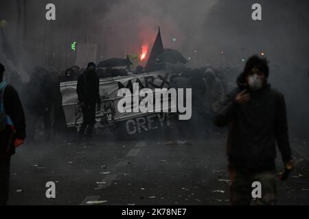 Julien Mattia / le Pictorium - 12/5/2019 - Francia / Ile-de-France / Parigi - Violents incidents lors de la manifestation pour protester contre le plan de reforme des retraites du gouvernement en ce jour de greve des transports et de certains autres domaines. (Gare de l'Est) / 12/5/2019 - Francia / Ile-de-France (regione) / Parigi - incidenti violenti durante la manifestazione per protestare contro il piano di riforma pensionistica del governo in questo giorno di sciopero dei trasporti e in alcune altre aree. (Stazione ferroviaria Est) Foto Stock