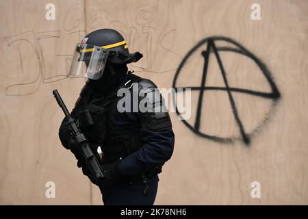 Julien Mattia / le Pictorium - 12/5/2019 - Francia / Ile-de-France / Parigi - Violents incidents lors de la manifestation pour protester contre le plan de reforme des retraites du gouvernement en ce jour de greve des transports et de certains autres domaines. (Gare de l'Est) / 12/5/2019 - Francia / Ile-de-France (regione) / Parigi - incidenti violenti durante la manifestazione per protestare contro il piano di riforma pensionistica del governo in questo giorno di sciopero dei trasporti e in alcune altre aree. (Stazione ferroviaria Est) Foto Stock