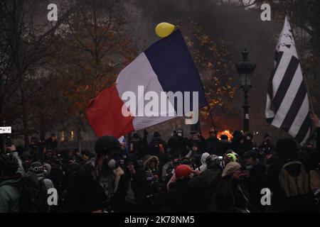 Julien Mattia / le Pictorium - 12/5/2019 - Francia / Ile-de-France / Parigi - Violents incidents lors de la manifestation pour protester contre le plan de reforme des retraites du gouvernement en ce jour de greve des transports et de certains autres domaines. (Gare de l'Est) / 12/5/2019 - Francia / Ile-de-France (regione) / Parigi - incidenti violenti durante la manifestazione per protestare contro il piano di riforma pensionistica del governo in questo giorno di sciopero dei trasporti e in alcune altre aree. (Stazione ferroviaria Est) Foto Stock