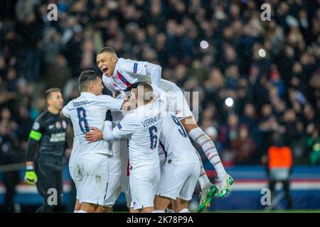 Edinson Cavani di Parigi Saint-Germain festeggia il quinto goal del suo fianco con i suoi compagni di squadra Foto Stock