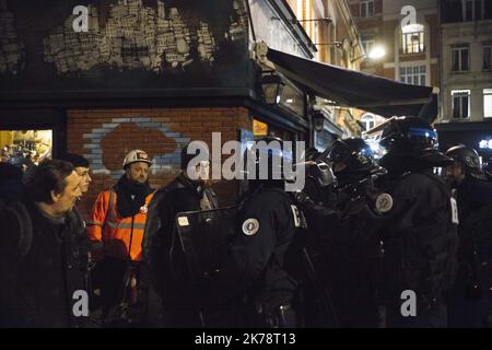 I manifestanti hanno una manifestazione contro la riforma delle pensioni a Lille, in Francia. Foto Stock