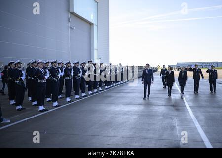 Il presidente francese Emmanuel Macron esamina le truppe alla base aerea 123 di Orleans-Bricy, prima di rivolgere il suo discorso di Capodanno alle forze armate francesi. Foto Stock