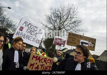 Francia / Haut-de-France / Dunkirk - durante la visita del presidente Emmanuel Macron alla fabbrica farmaceutica AstraZeneca di Dunkirk (Nord), disturbato da manifestanti contro la riforma delle pensioni e da giubbotti gialli. Dunkirk, Francia, lunedì 20 gennaio 2020. Foto Stock