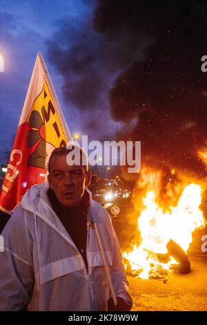 Francia / Haut-de-France / Dunkirk - durante la visita del presidente Emmanuel Macron alla fabbrica farmaceutica AstraZeneca di Dunkirk (Nord), disturbato da manifestanti contro la riforma delle pensioni e da giubbotti gialli. Dunkirk, Francia, lunedì 20 gennaio 2020. Foto Stock