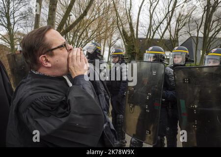 Francia / Haut-de-France / Dunkirk - durante la visita del presidente Emmanuel Macron alla fabbrica farmaceutica AstraZeneca di Dunkirk (Nord), disturbato da manifestanti contro la riforma delle pensioni e da giubbotti gialli. Dunkirk, Francia, lunedì 20 gennaio 2020. Foto Stock