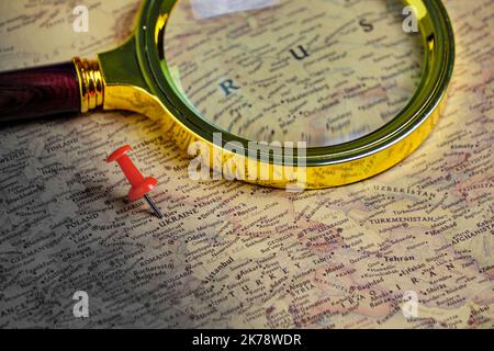 Lente di ingrandimento e pulsante rosso sulla mappa che indica il territorio Ucraina Foto Stock