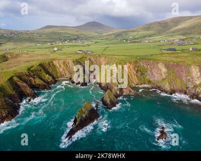Irlanda, Contea di Kerry - Dunquin molo i situato sopra la strada panoramica Slea Head. Nei mesi estivi un traghetto porta i visitatori alla Great Blasket Island Foto Stock