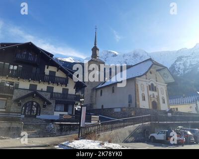 I funzionari francesi hanno detto che i cinque britannici che stavano nello stesso chalet non sono in condizioni gravi. Tuttavia, la settimana prossima le autorità chiuderanno due scuole, entrambe frequentate dal bambino con il virus e da un bambino di nove anni che vive nella stazione sciistica. Foto Stock