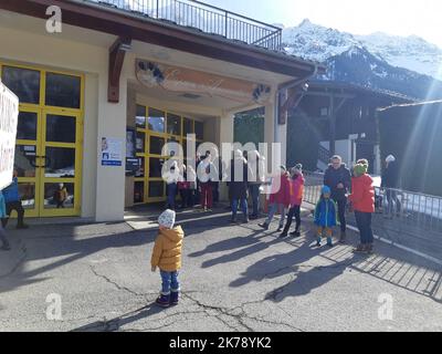 I funzionari francesi hanno detto che i cinque britannici che stavano nello stesso chalet non sono in condizioni gravi. Tuttavia, la settimana prossima le autorità chiuderanno due scuole, entrambe frequentate dal bambino con il virus e da un bambino di nove anni che vive nella stazione sciistica. Foto Stock