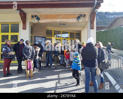 I funzionari francesi hanno detto che i cinque britannici che stavano nello stesso chalet non sono in condizioni gravi. Tuttavia, la settimana prossima le autorità chiuderanno due scuole, entrambe frequentate dal bambino con il virus e da un bambino di nove anni che vive nella stazione sciistica. Foto Stock