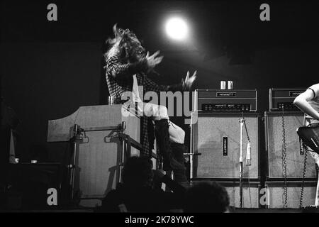 Jethro Tull, Ian Anderson al famoso Isle of Wight Festival nel 1970, si stima che tra 600 e 700.000 persone abbiano partecipato. Domenica 30 Agosto 1970 Foto Stock