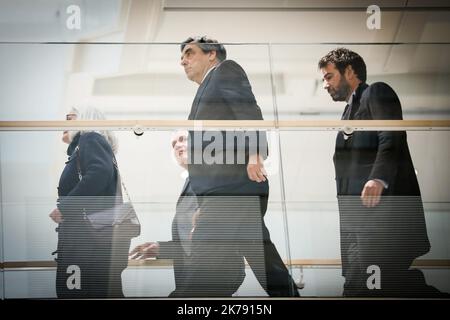 L'ex primo ministro francese Francois-Fillon e sua moglie Penelope arrivano al tribunale di Parigi, in Francia, il 24 febbraio 2020. L'ex primo ministro è accusato di aver impiegato sua moglie come aiuto altamente retribuito per anni, nonostante la mancanza di prove che dimostrasse di aver svolto un lavoro legittimo. Foto Stock