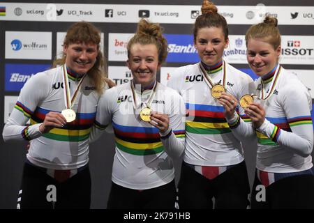 Jennifer Valente , Emma Whyte , Lily Williams e Chloe Dygert Team USA campione del mondo inseguimento durante i Campionati mondiali di ciclismo su pista UCI 2020 presentati da Tissot il 27 febbraio 2020 al Velodromo di Berlino, Germania Foto Stock