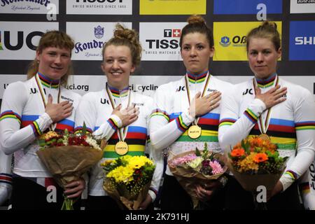 Jennifer Valente , Emma Whyte , Lily Williams e Chloe Dygert Team USA campione del mondo inseguimento durante i Campionati mondiali di ciclismo su pista UCI 2020 presentati da Tissot il 27 febbraio 2020 al Velodromo di Berlino, Germania Foto Stock