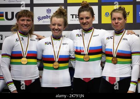 Jennifer Valente , Emma Whyte , Lily Williams e Chloe Dygert Team USA campione del mondo inseguimento durante i Campionati mondiali di ciclismo su pista UCI 2020 presentati da Tissot il 27 febbraio 2020 al Velodromo di Berlino, Germania Foto Stock