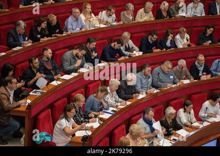 150 cittadini disegnati a sorte fanno proposte per combattere il riscaldamento globale al Consiglio economico, sociale e ambientale di Parigi. Foto Stock