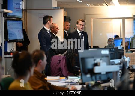 Il presidente francese Emmanuel Macron, affiancato dal ministro francese della Sanità e della solidarietà Olivier Veran e dal direttore generale francese della Salute Jerome Salomon, si è recato il 3 marzo presso il centro CORRUSS (Centre operationnel de regulation et de reponse aux urgences sanitaires et sociales), dedicato all'epidemia di Coronavirus (Covid-19), a Parigi, Francia, 2020. Foto Stock