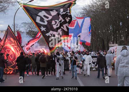 I tifosi di Parigi Saint-Germain si riunirono fuori dallo stadio mentre il gioco si giocava a porte chiuse. Non c'erano tifosi all'interno del Parc des Princes a causa delle preoccupazioni del coronavirus. Foto Stock