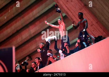 I tifosi di Parigi Saint-Germain si riunirono fuori dallo stadio mentre il gioco si giocava a porte chiuse. Non c'erano tifosi all'interno del Parc des Princes a causa delle preoccupazioni del coronavirus. Foto Stock