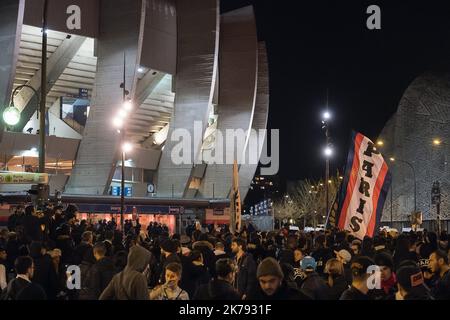 I tifosi di Parigi Saint-Germain si riunirono fuori dallo stadio mentre il gioco si giocava a porte chiuse. Non c'erano tifosi all'interno del Parc des Princes a causa delle preoccupazioni del coronavirus. Foto Stock