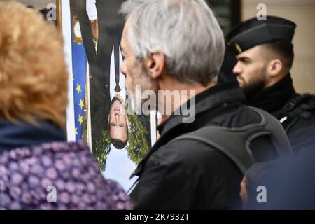 La polizia annegò i dropout di ritratti di Emmanuel Macron, dell'associazione ANV Cop 21, che venne a restituire i ritratti all'Elysee Foto Stock
