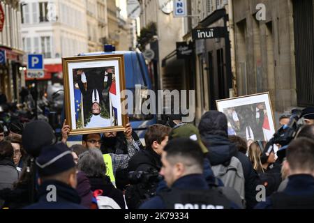 La polizia annegò i dropout di ritratti di Emmanuel Macron, dell'associazione ANV Cop 21, che venne a restituire i ritratti all'Elysee Foto Stock