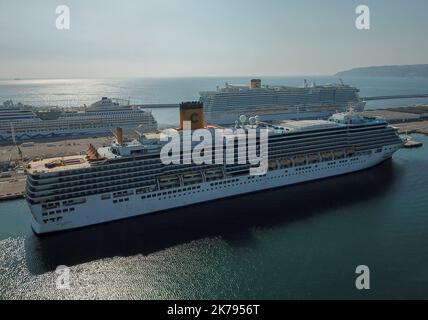 La crociera italiana Costa Luminosa arrivò nel porto mediterraneo francese di Marsiglia. Si sospetta che la nave stia trasportando passeggeri affetti da coronavirus Foto Stock