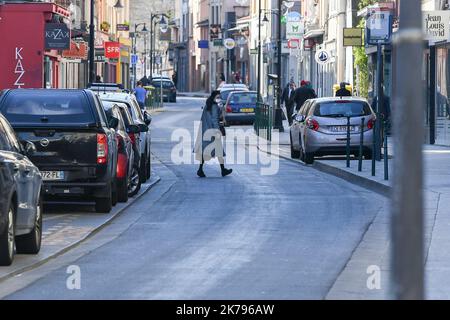 ©PHOTOPQR/LE PROGRES/Joël PHILIPPON - Lyon 24/03/2020 - Confinement jour 8. Coronavirus Covid-19. Lyon mardi 24 Mars 2020 -une passante avec un masque de Protection traversate la grande rue de la croix-rousse. Jour di confinamento 8. Coronavirus Covid-19. - LIONE - il mercato Croix-Rousse è aperto martedì mattina, nonostante il divieto annunciato dal primo ministro Foto Stock