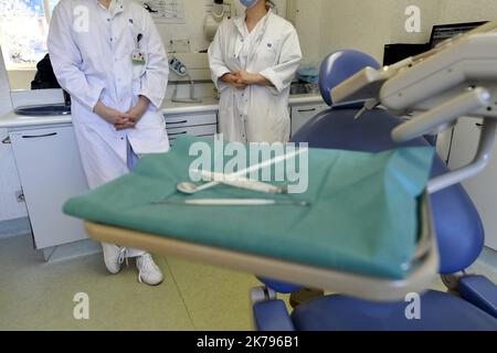 ©PHOTOPQR/L'EST REPUBLICAIN/ALEXANDRE MARCHI ; NANCY ; 24/03/2020 ; SANTE - MEDECINE - SERVICE D'ODONTOLOGIE DU CHRU - URGENCES SOINS DENTAIRES - DENTISTE - DENTISTES - PERSONNELS SOIGNANTS - SOIGNANT - CENTRE HOSPITALIER UNIVERSITAIRE DE NANCY - DEPIRE - NANCY CORONAIRE - NANCY - NANCY 19. Nancy 24 marzo 2020. Des dentistes avec des struments (matériels) dentaires dans le service d'odontologie du CHRU de Nancy, rue Heydenreich, qui assicura les soins dentaires d'urgence pendant la période de confino National pour lutter contre la propagation du Coronavirus / Covid-19. PH Foto Stock